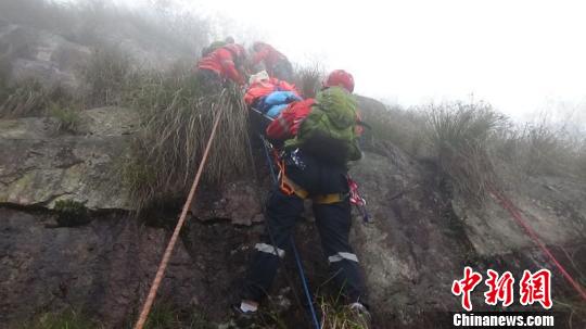 福州年輕小伙跳崖輕生，消防聯(lián)合登山隊展開“生命接力”?！↑S綠榮 攝